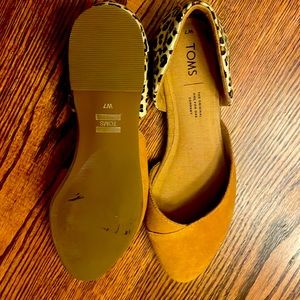 Like new. Never worn TOMS cheetah print flats!